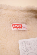 Load image into Gallery viewer, Tan corduroy Levi&#39;s vest label is shown up close. The label is red and white.
