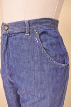 Load image into Gallery viewer, Blue 50s Long Chambray Shorts close up pocket