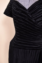 Load image into Gallery viewer, Black Pleated Marii Formal Dress By Caché, 6: Fabric Detail
