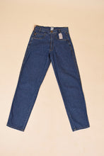 Load image into Gallery viewer, Vintage 1980&#39;s medium wash navy denim boyfriend jeans by Emmegi are shown from the front. These thin worn denim jeans have a tapered leg. 
