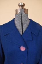 Load image into Gallery viewer, Vintage 50&#39;s blue wool cropped blazer is shown in close up. This cobalt blue suit blazer has lavender circular buttons. 
