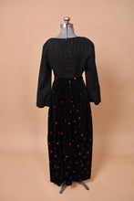 Load image into Gallery viewer, The set faces backward on the mannequin.