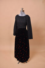 Load image into Gallery viewer, The set is angled on the mannequin.