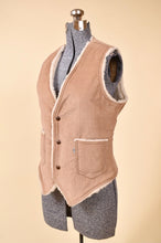 Load image into Gallery viewer, Tan corduroy Levi&#39;s vest is shown from the side. The vest has two front pockets.
