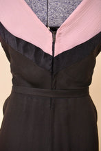 Load image into Gallery viewer, Zipper of black and pink dress is shown up close. The zipper is metal.
