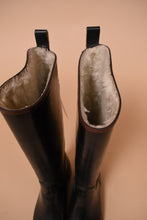 Load image into Gallery viewer, The top of the shoes are seen from above. The boots have a fleece lining.
