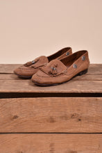 Load image into Gallery viewer, Vintage 1990s tan leather concho and tassel loafers by Jones New York are shown from the side. 
