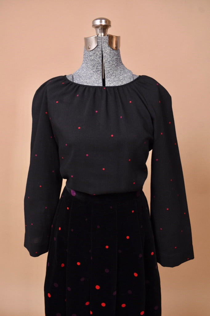 The top of the piece faces forward on the mannequin.
