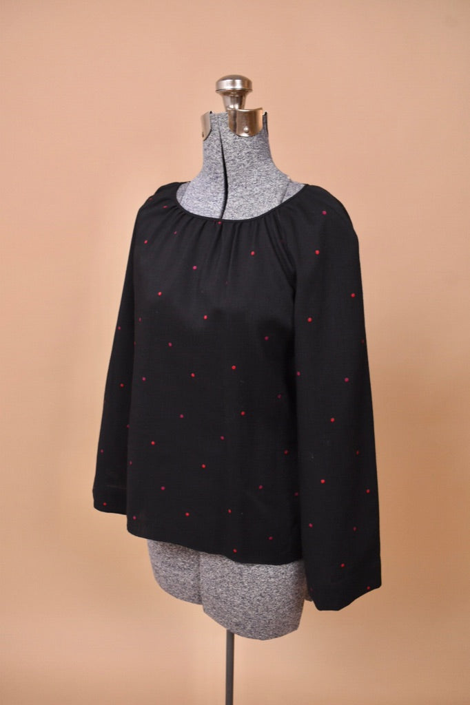 The top is angled on the mannequin.