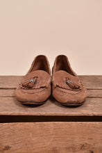 Load image into Gallery viewer, Vintage 90s tan tassel loafers by Jones New York are shown from the front. These loafers have to silvertone tassels.
