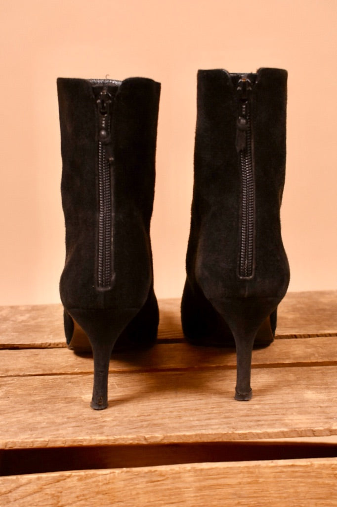 The back of the boots have zippers.