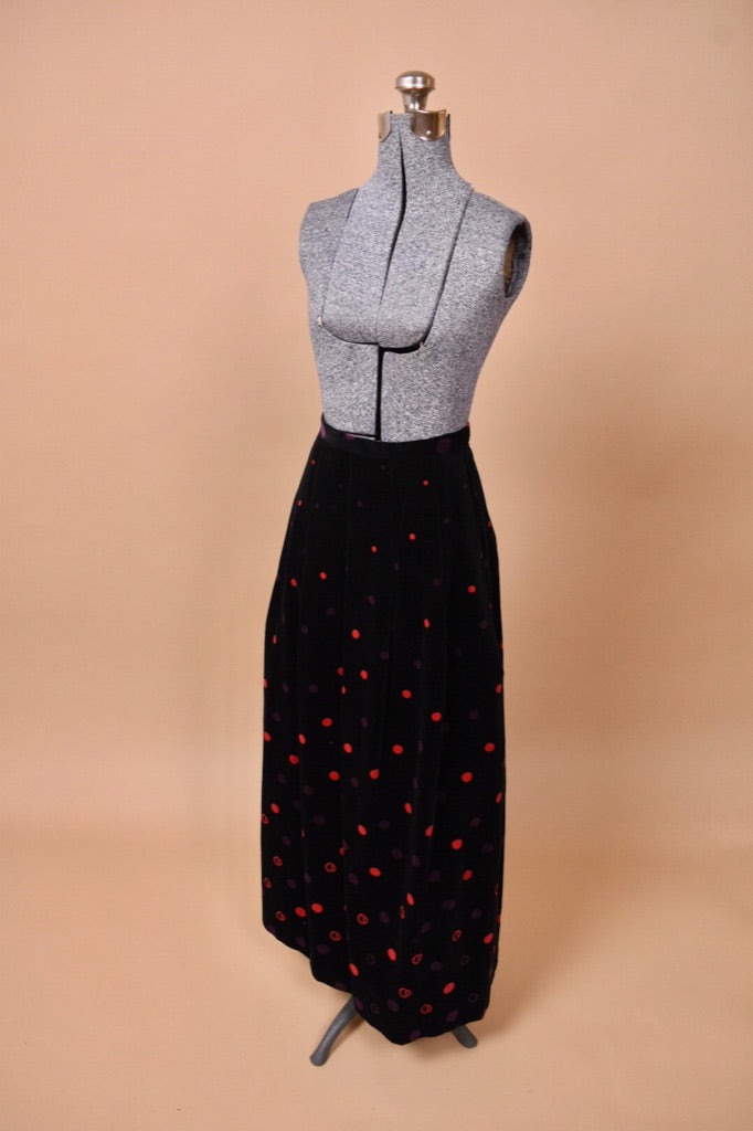 The skirt is angled on the mannequin.