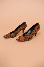 Load image into Gallery viewer, Vintage 1980s Spanish made suede heels are shown from the side. These heels have a cheetah print.
