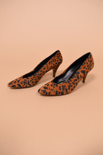Vintage 1980s Spanish made suede heels are shown from the side. These heels have a cheetah print.